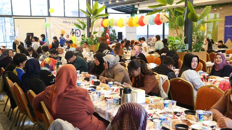 Hayata Dokun Yetim Derneği Dördüncü İftar Programını Düzenledi
