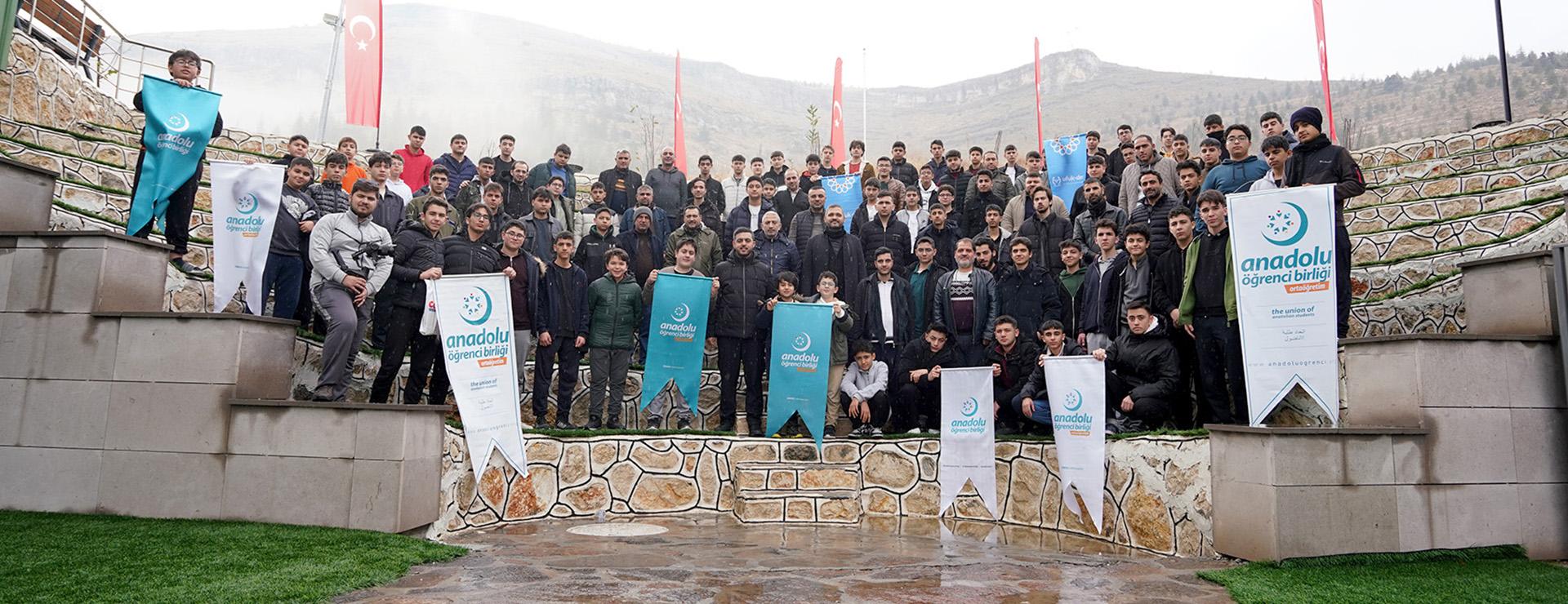 معسكر المعلمين: "منظور الشباب في العصر الرقمي" Home top image