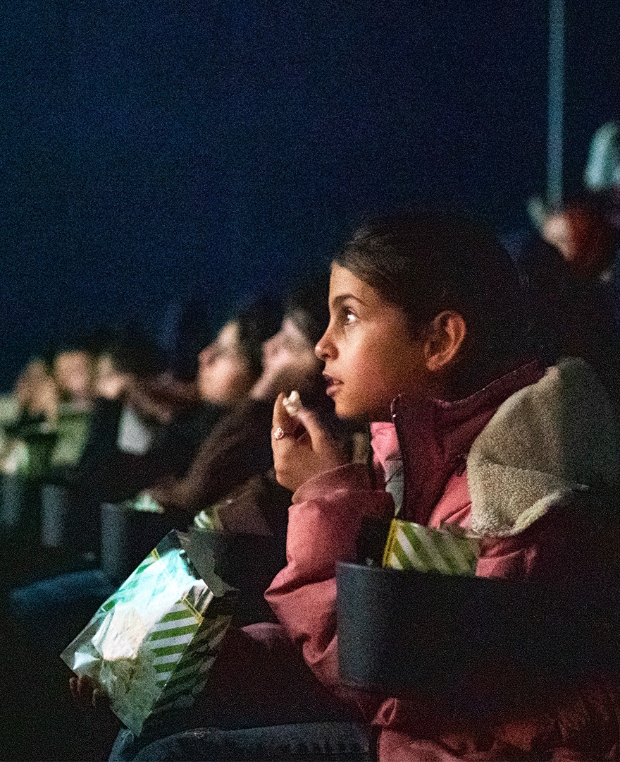 YETİM ÇOCUKLAR SİNEMANIN RENKLİ DÜNYASINDA