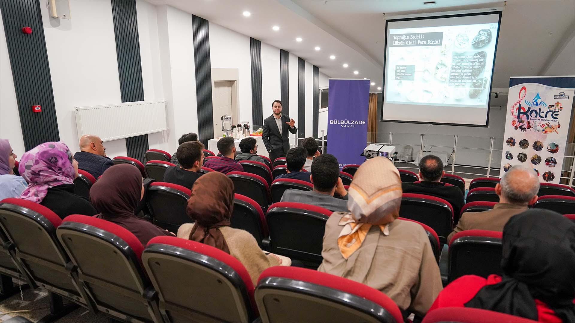 Cinema Lovers Gathered in the “Blood Diamond” Analysis