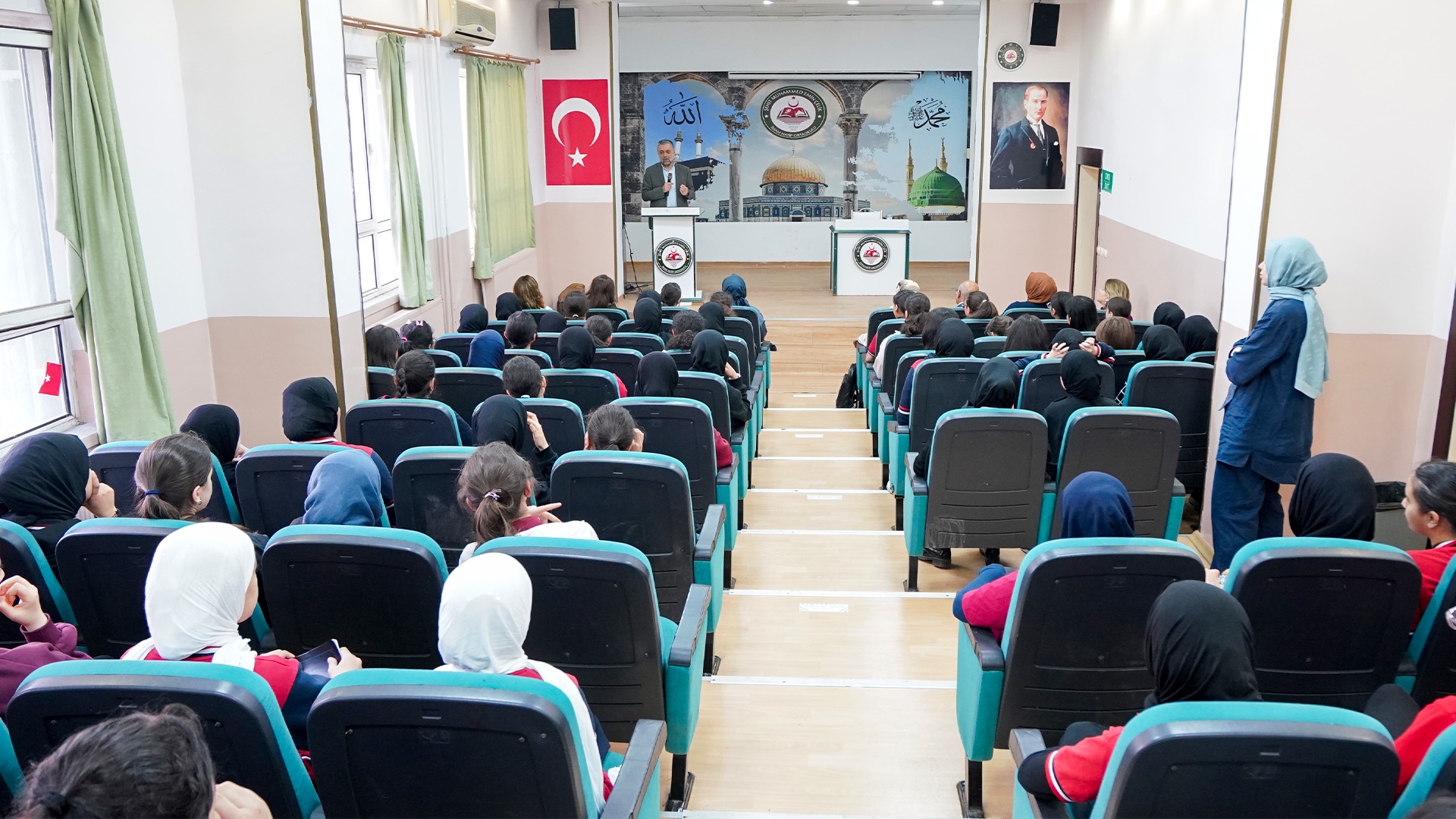 Turgay Aldemir Met with Youth at the Seminar “Human and Communication from the Perspective of Our Prophet”