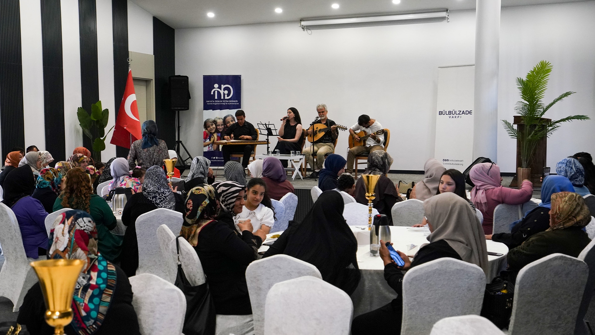 Hayata Dokun Yetim Derneği’nden Annelere Teşekkür Konseri